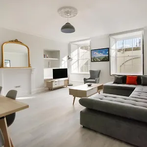 Apartment Free Parking! Very Large 2 Bedroom Clifton Flat, Bristol